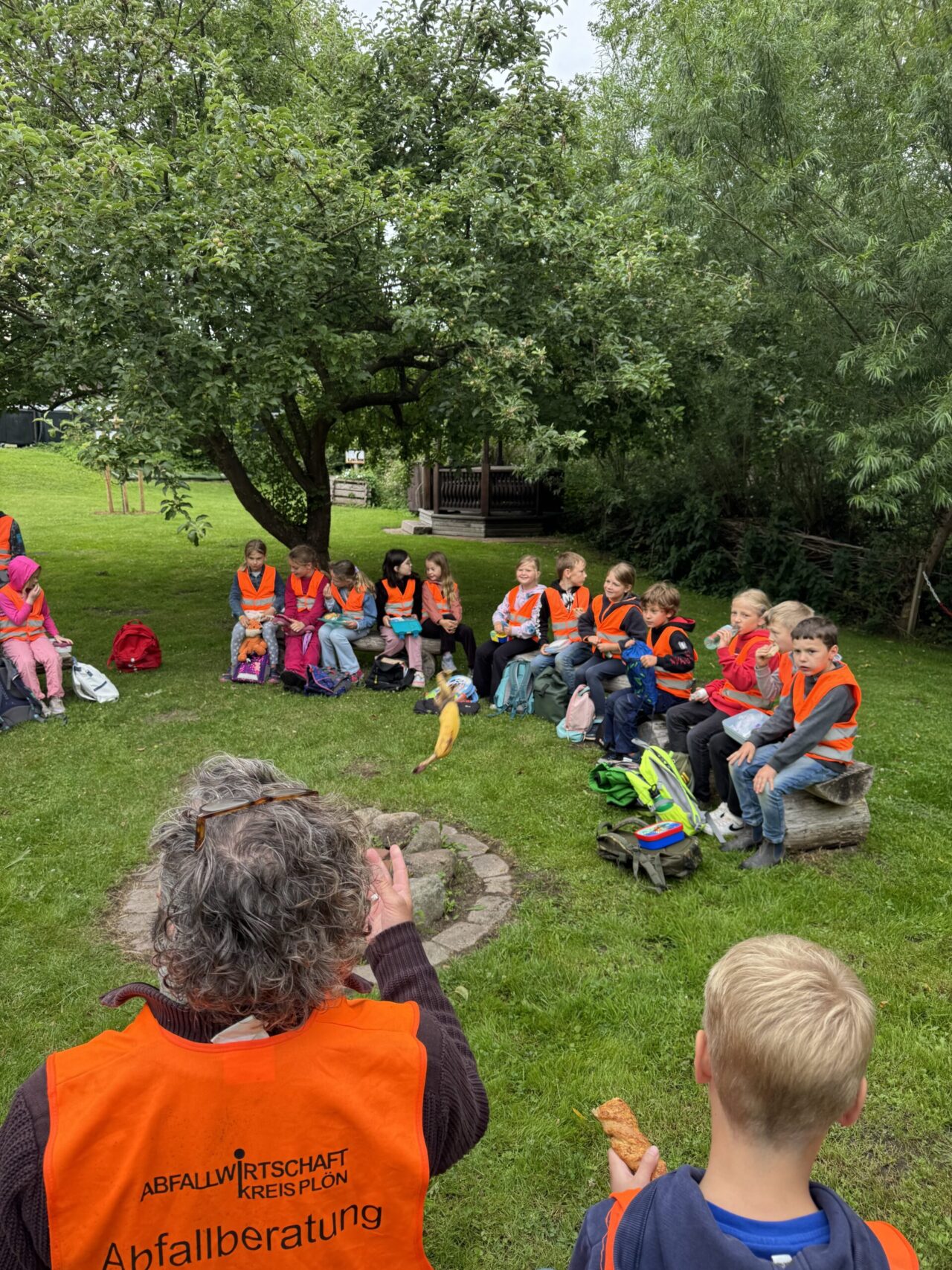 Wir besuchen die sprechenden Mülltonnen!